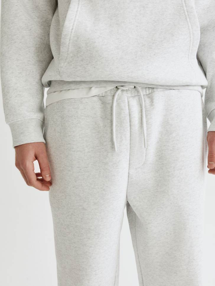 базовые джоггеры из футера по цене 2999 руб вид справа