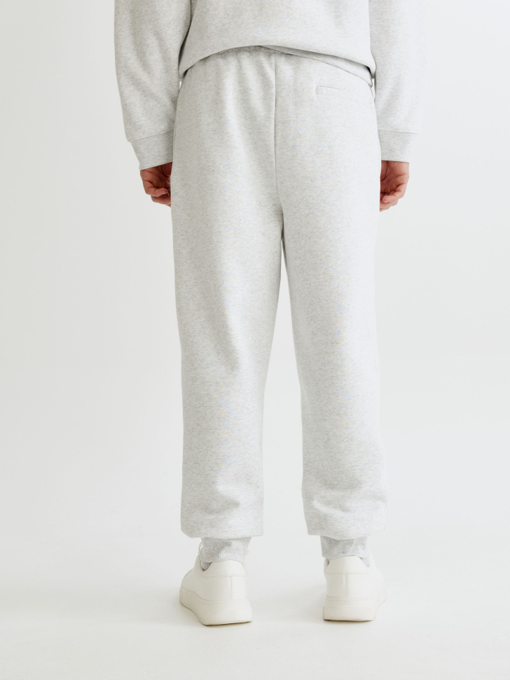 базовые джоггеры из футера из россии вид сбоку