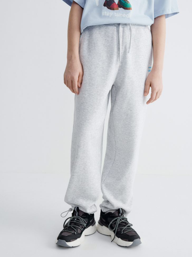 трикотажные брюки с вышивкой для мальчиков от бренда sela вид слева