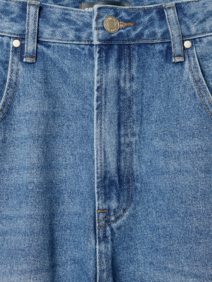 свободные джинсовые шорты со средней посадкой от бренда sela вид слева