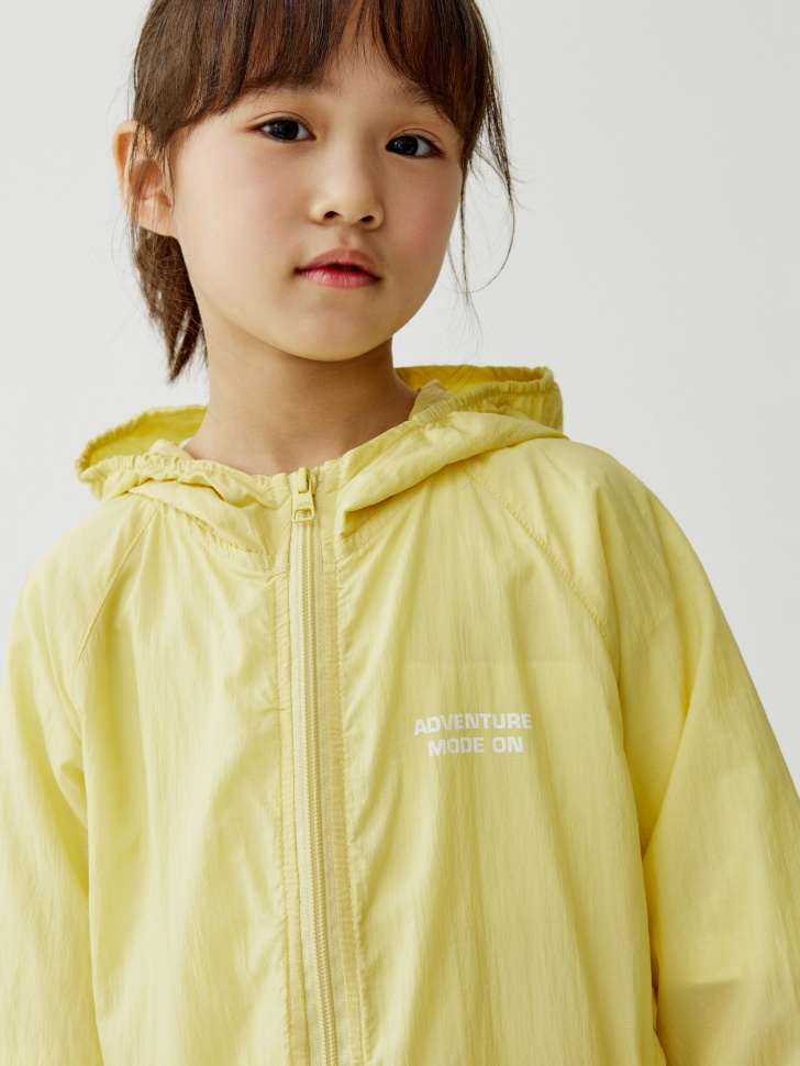 нейлоновая ветровка с защитой от ультрафиолета и сумкой-мешком для девочек из россии вид сбоку