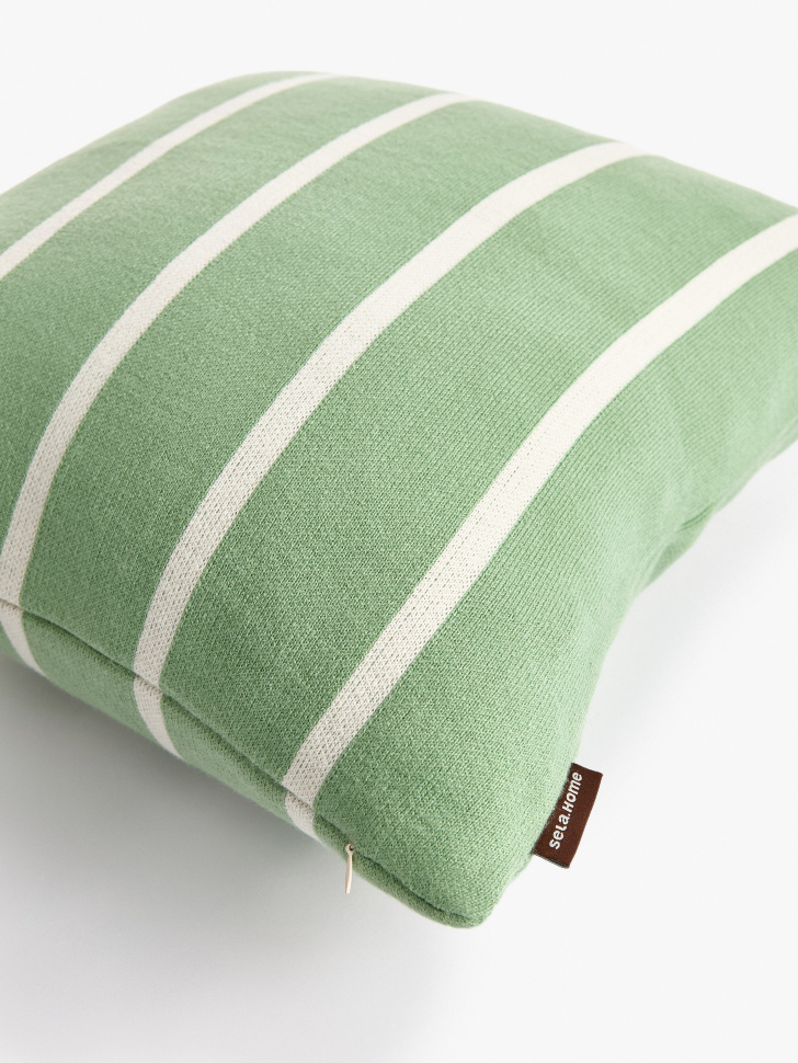 вязаный чехол для декоративной подушки в полоску от бренда sela вид слева