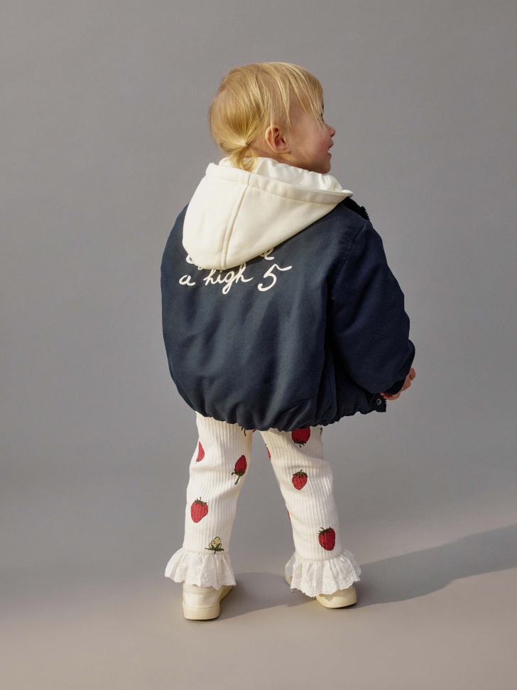 бомбер с трикотажным капюшоном для малышей от бренда sela вид слева