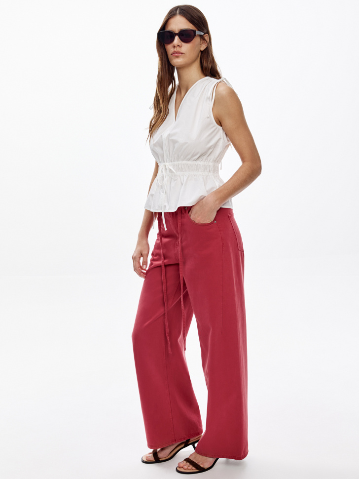 топ из хлопка с баской и завязками от бренда sela вид слева