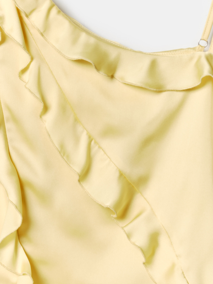 асимметричный атласный топ с оборками из линейки  young от бренда sela вид слева