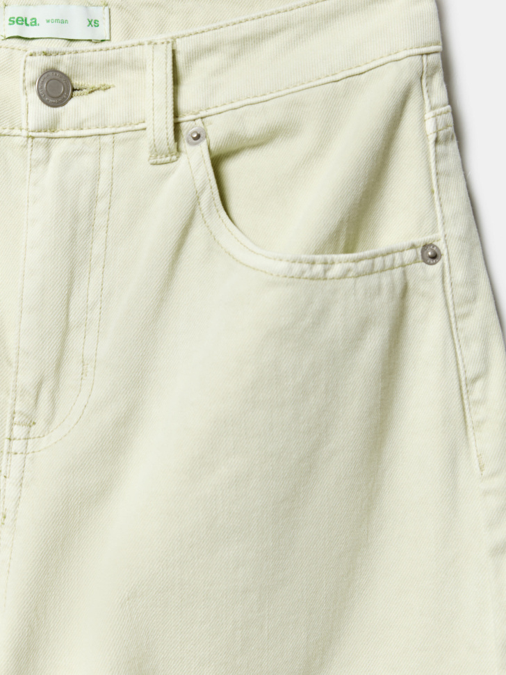 укороченные объемные джинсы со средней посадкой от бренда sela вид слева