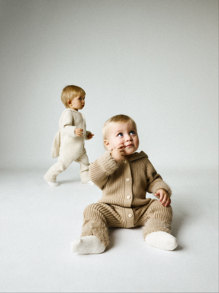 

Вязаный комбинезон с капюшоном для малышей