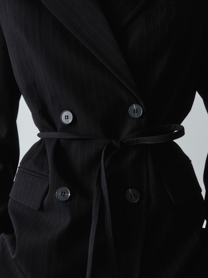 двубортный жакет в полоску с тонким поясом 4610517302298 в интернет магазине