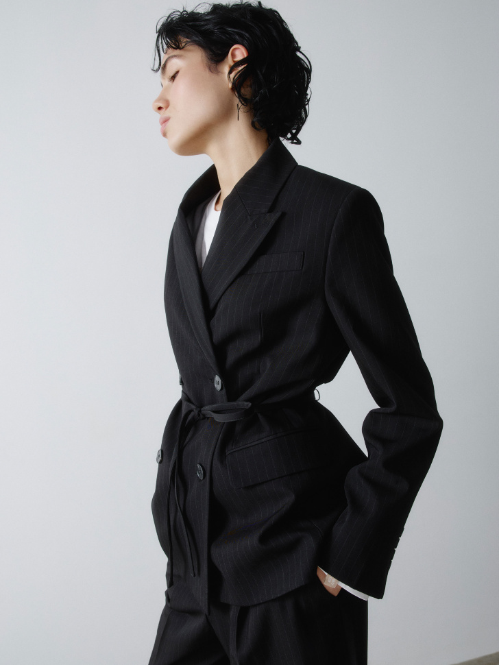 двубортный жакет в полоску с тонким поясом 4610517302298 по низкой цене