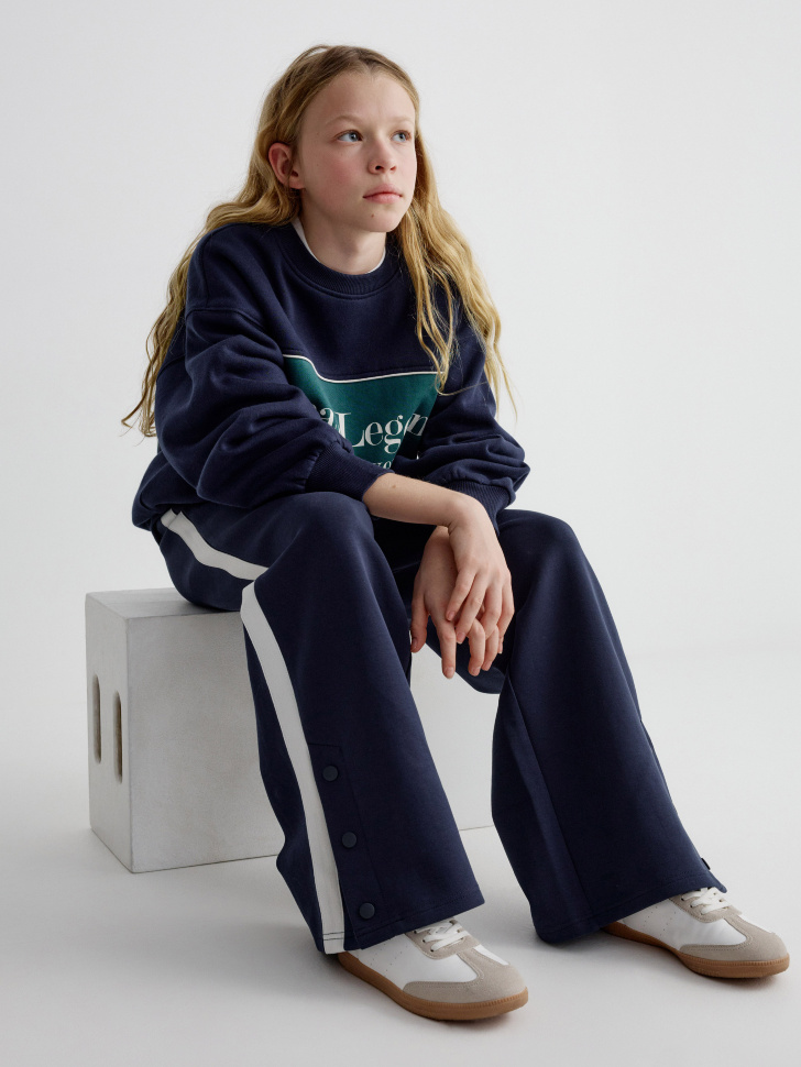 широкие брюки с лампасами для девочек по цене 2499 руб вид справа