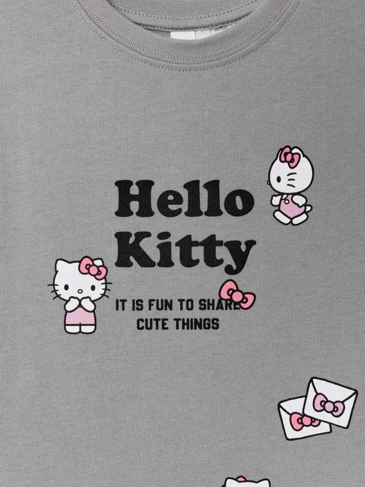 Футболка оверсайз с принтом Hello Kitty для девочек. Фото №3