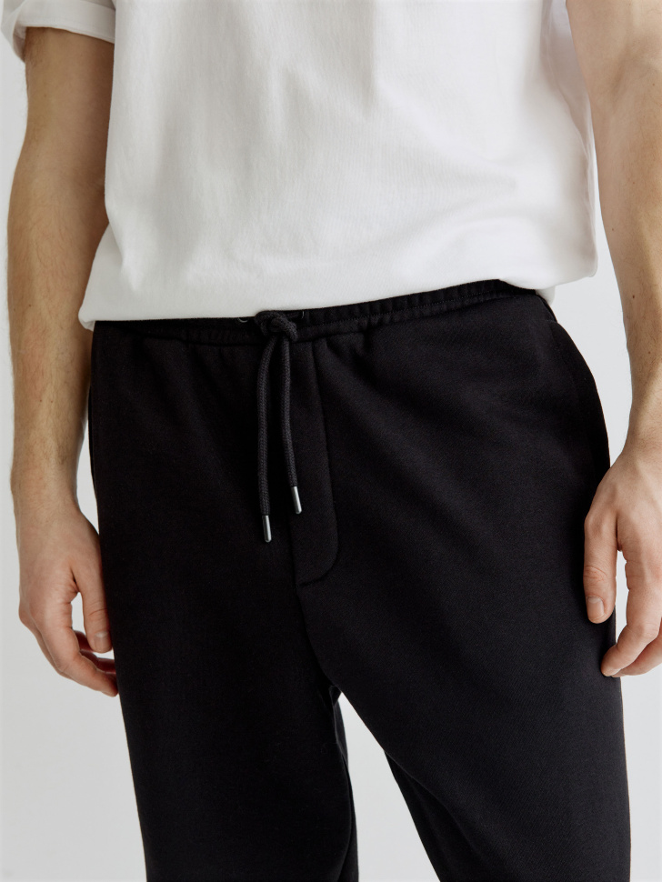 базовые джоггеры из футера из россии вид сбоку