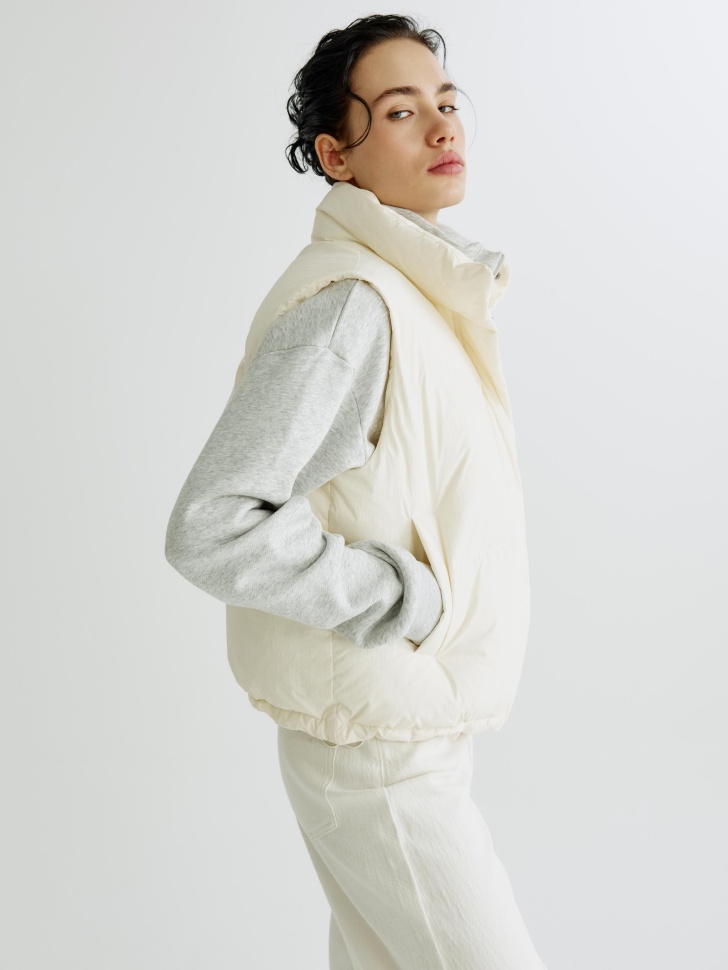 базовый утепленный жилет по цене 3999 руб вид справа