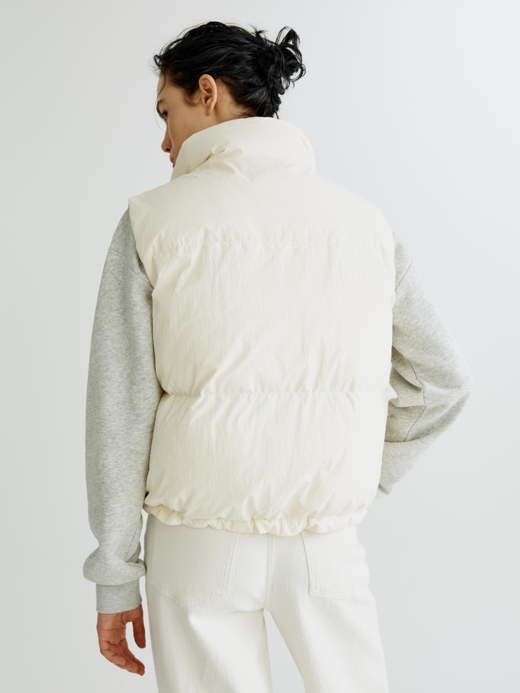 базовый утепленный жилет из россии вид сбоку