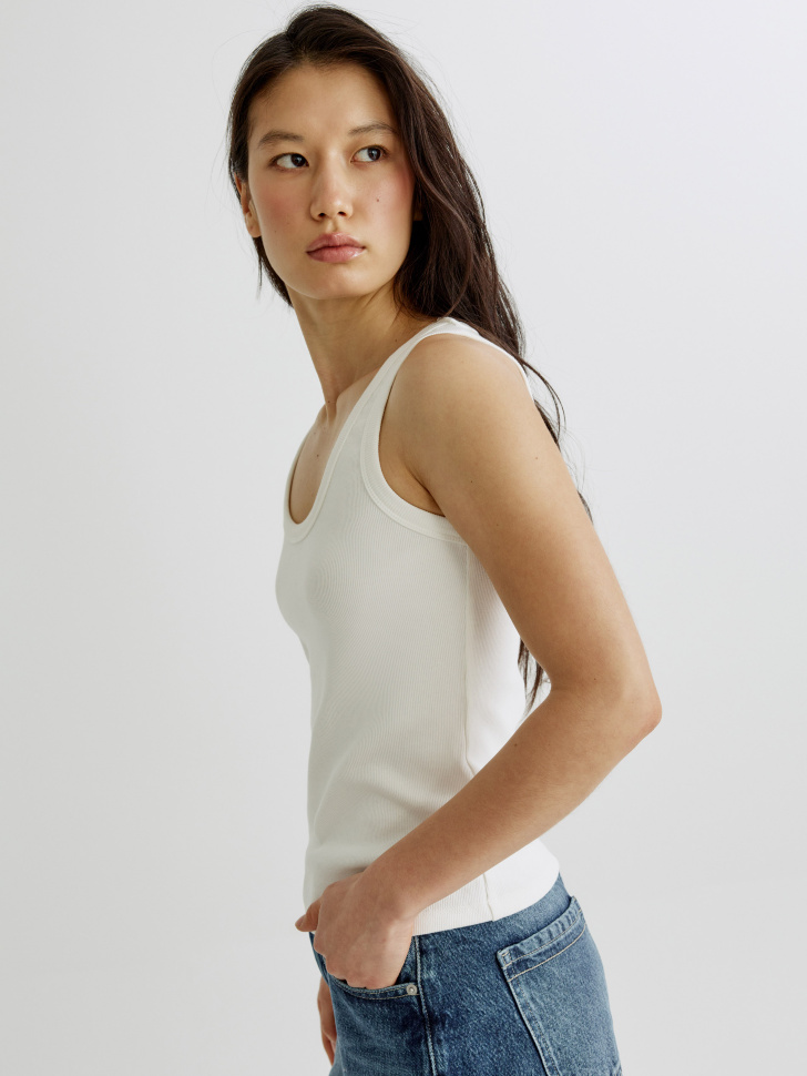 базовый топ amy в рубчик из россии вид сбоку