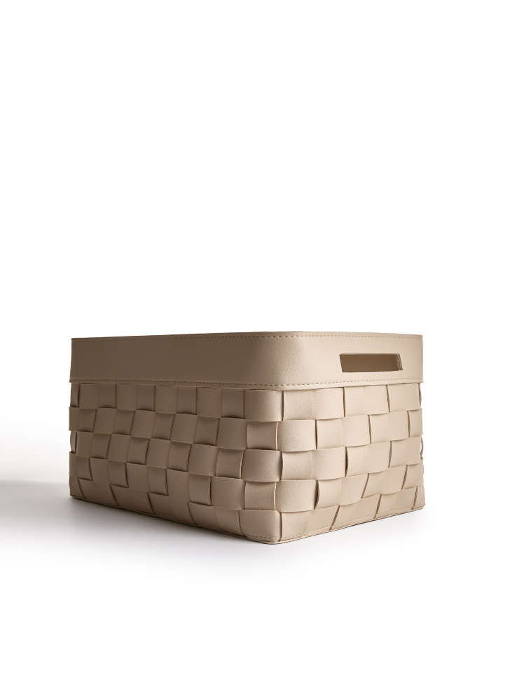 плетеная корзина для хранения с ручками от бренда sela вид слева