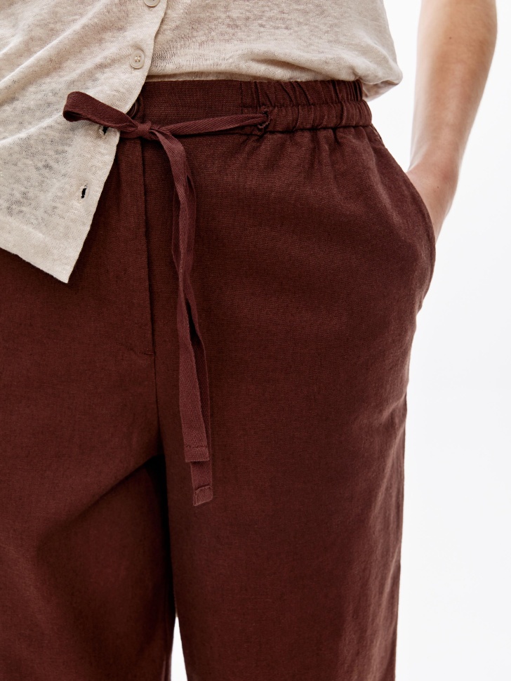 брюки из льна и хлопка с эффектом стирки от бренда sela вид слева