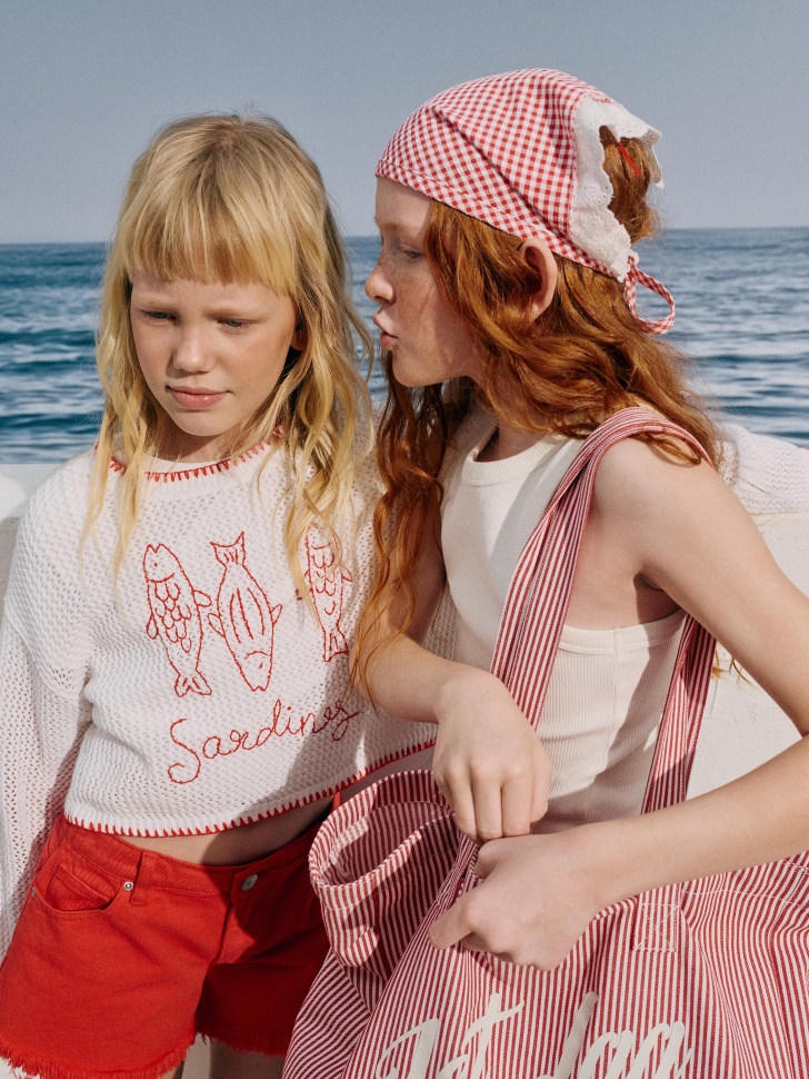 укороченный джемпер сетка с вышивкой для девочек от бренда sela вид слева