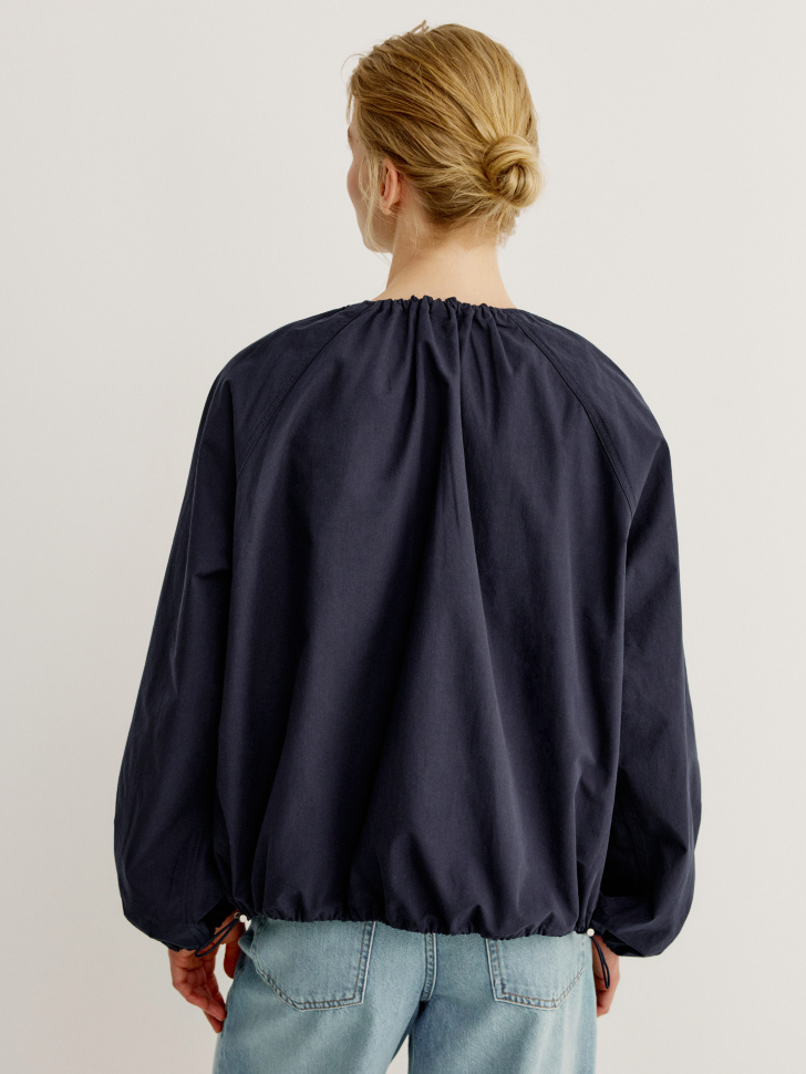 легкая укороченная куртка из хлопка по цене 5599 руб вид справа