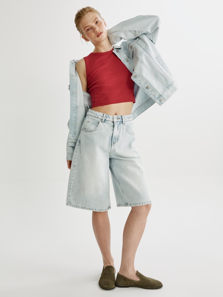 укороченный приталенный топ в рубчик от бренда sela вид слева