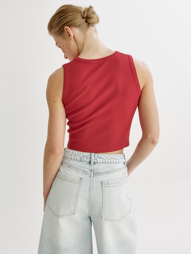 укороченный приталенный топ в рубчик по цене 999 руб вид справа