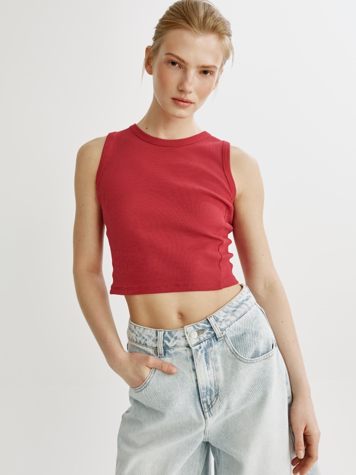 укороченный приталенный топ в рубчик из россии вид сбоку