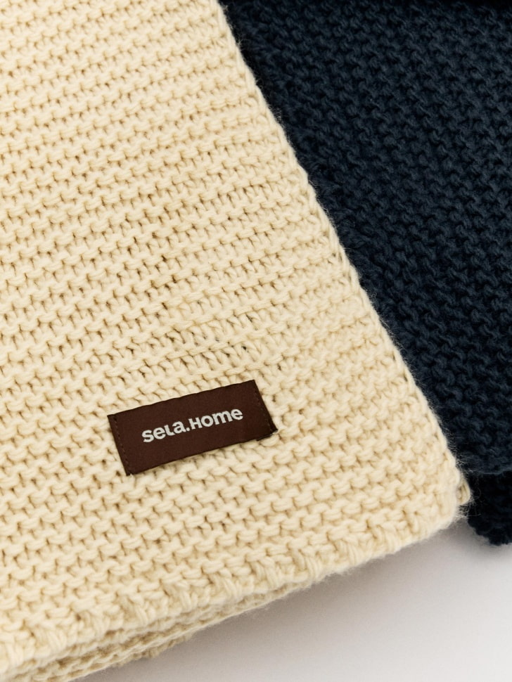 вязаный плед от бренда sela вид слева