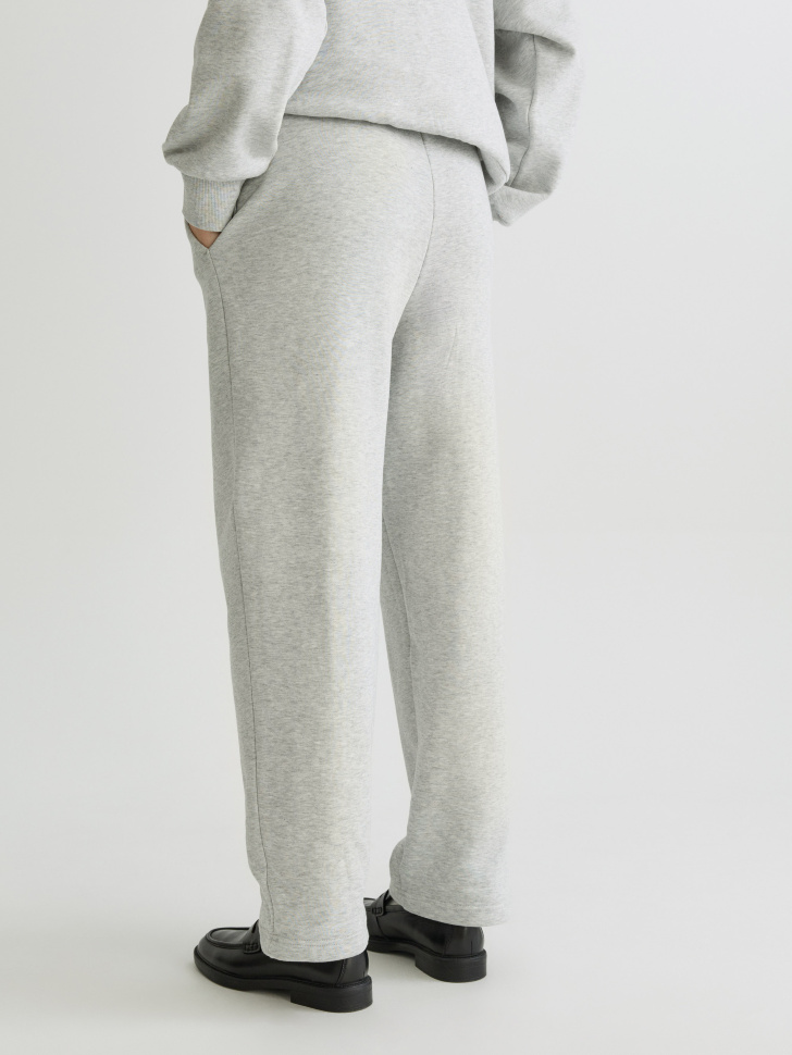 брюки из плотного футера по цене 2999 руб вид справа