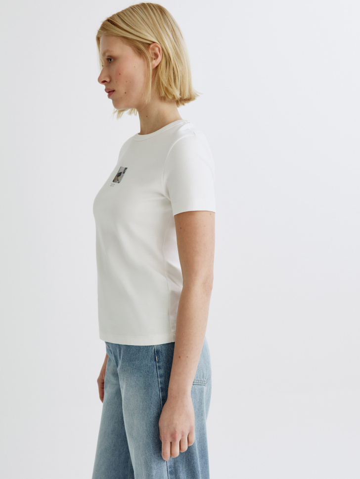 футболка с принтом из россии вид сбоку