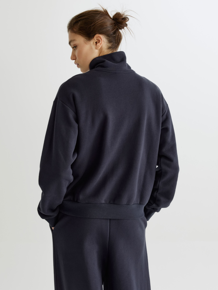 свитшот с высоким воротником на молнии по цене 3299 руб вид справа