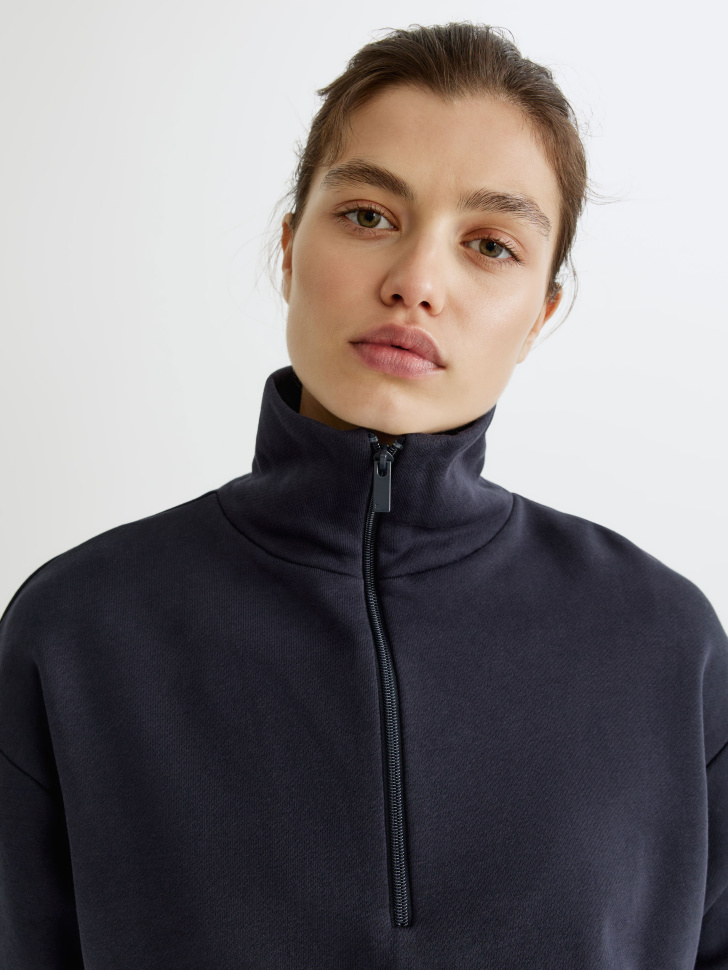 свитшот с высоким воротником на молнии из россии вид сбоку