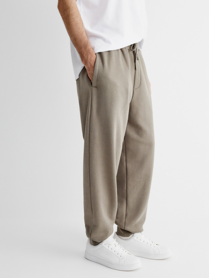 базовые джоггеры из футера по цене 2499 руб вид справа