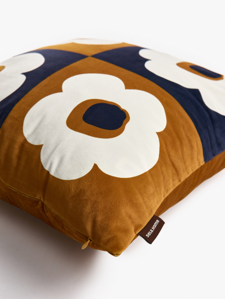 чехол для декоративной подушки из велюра от бренда sela вид слева