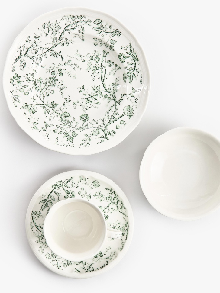 десертная тарелка из фарфора с цветочным узором от бренда sela вид слева