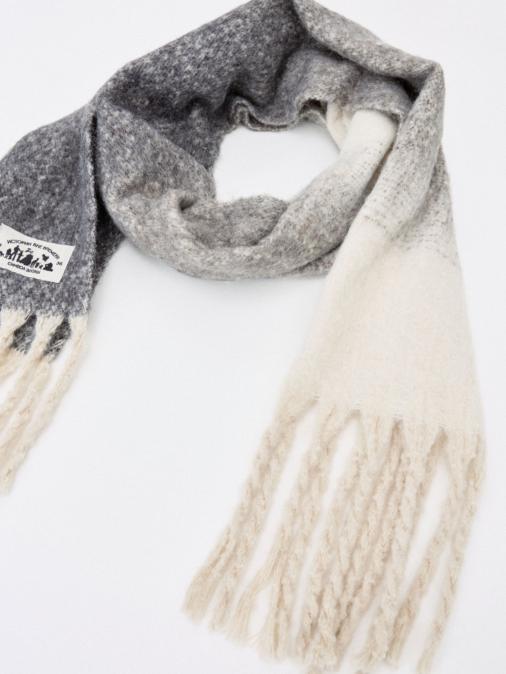 вязаный шарф из коллаборации  x союзмультфильм от бренда sela вид слева