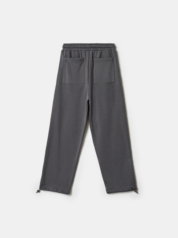 трикотажные брюки с вышивкой для мальчиков от бренда sela вид слева