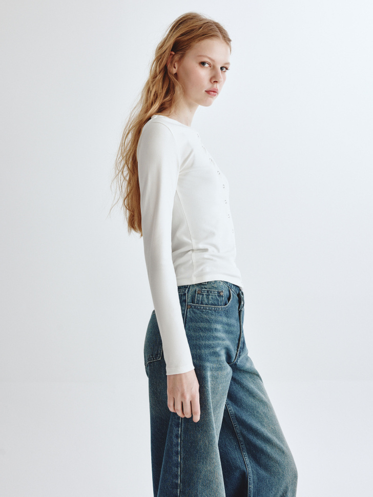 лонгслив из линейки  young из россии вид сбоку