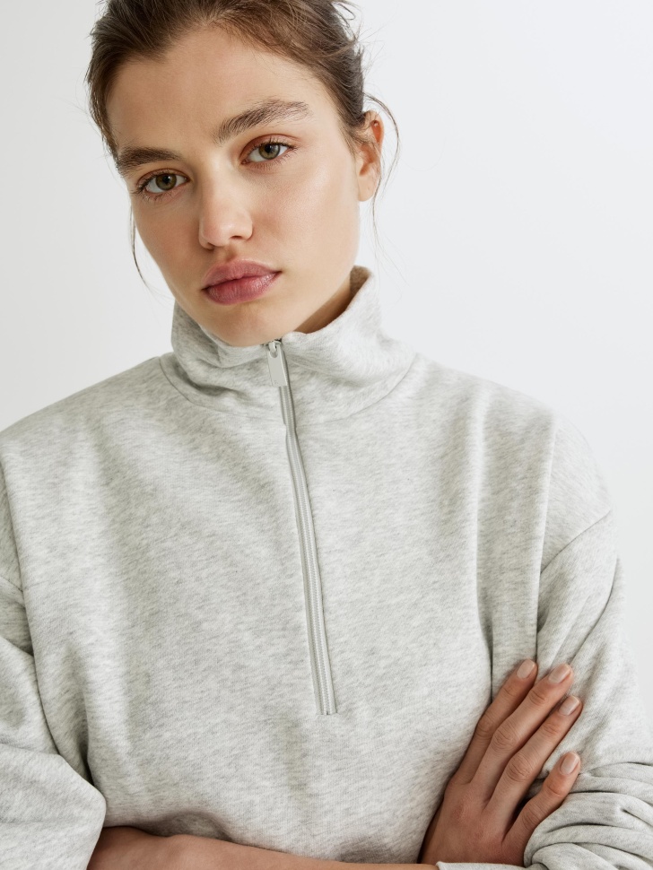 свитшот с высоким воротником на молнии от бренда sela вид слева