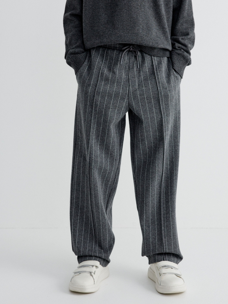 трикотажные брюки в полоску для мальчиков от бренда sela вид слева