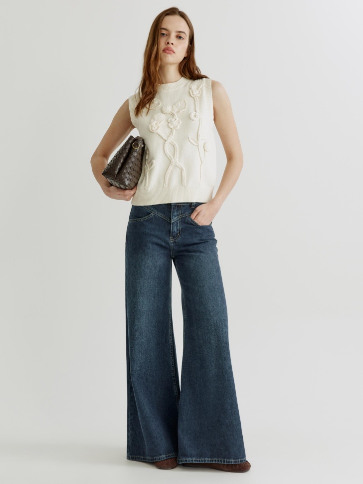 вязаный жилет с объемным декором от бренда sela вид слева