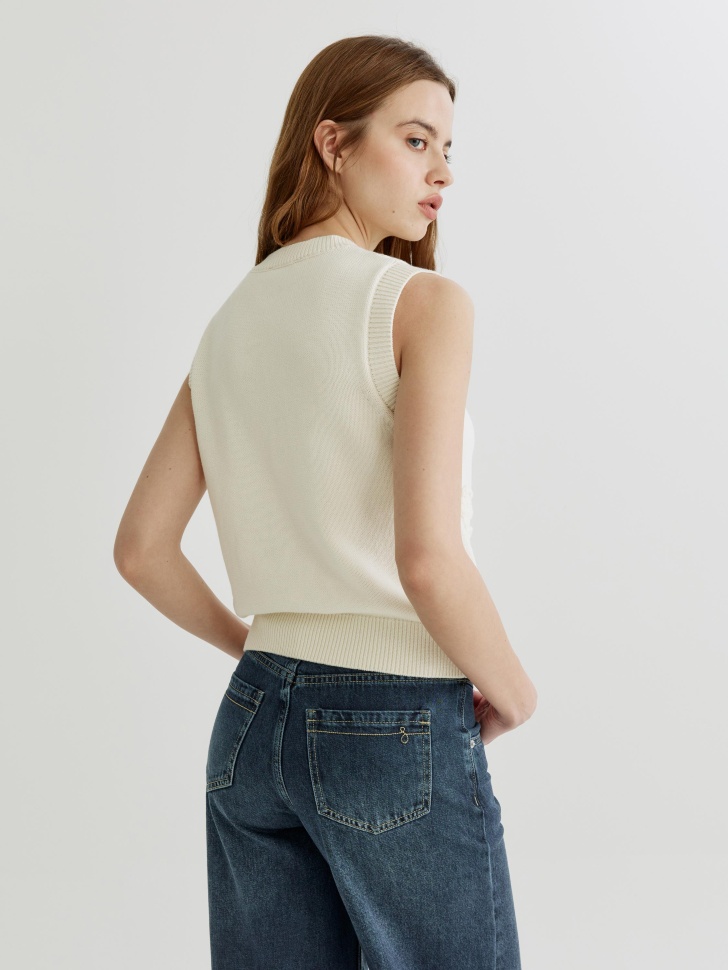 вязаный жилет с объемным декором по цене 3599 руб вид справа