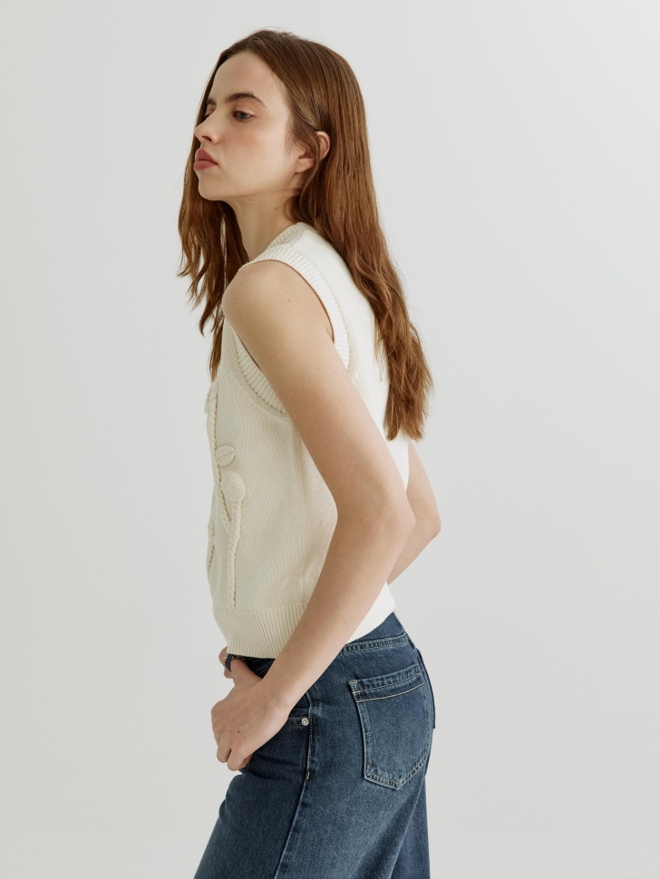 вязаный жилет с объемным декором из россии вид сбоку