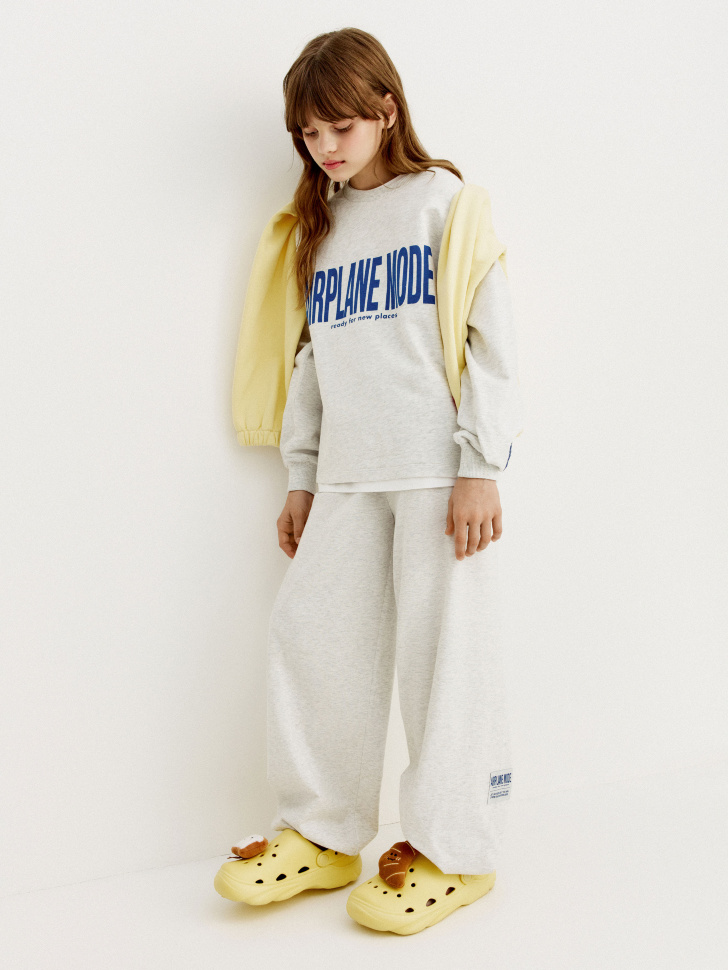 свитшот оверсайз с принтом для девочек от бренда sela вид слева