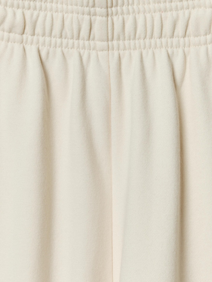 удлиненные шорты из футера от бренда sela вид слева