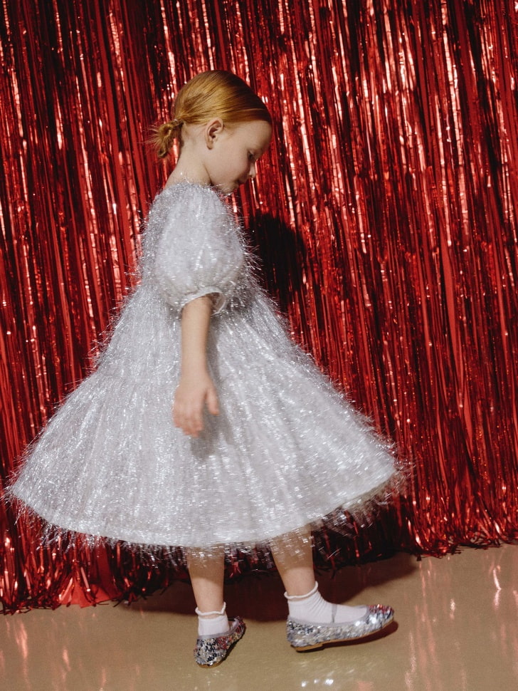 нарядное пышное платье с люрексом для девочек от бренда sela вид слева