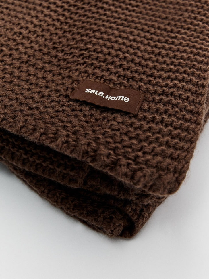 вязаный плед от бренда sela вид слева