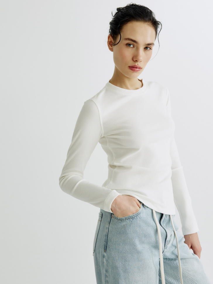 лонгслив приталенный в рубчик по цене 1599 руб вид справа