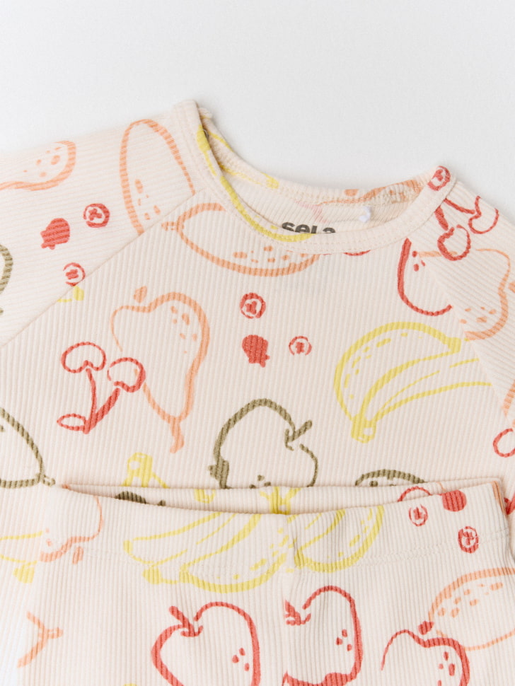 комплект из футболки и шорт для малышей от бренда sela вид слева