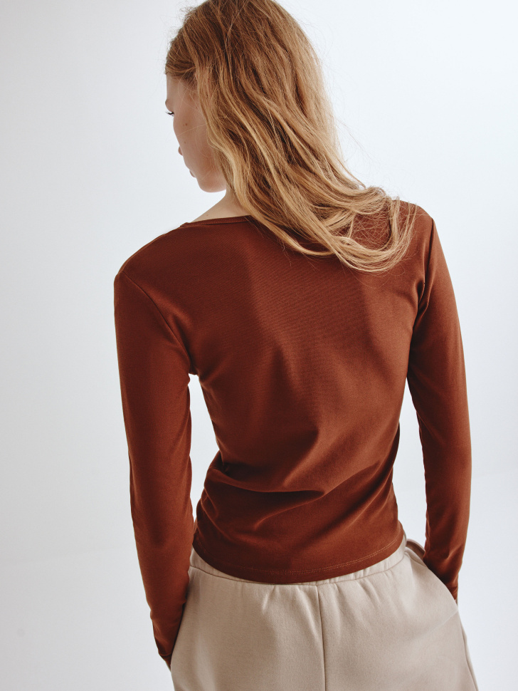 лонгслив из линейки  young из россии вид сбоку