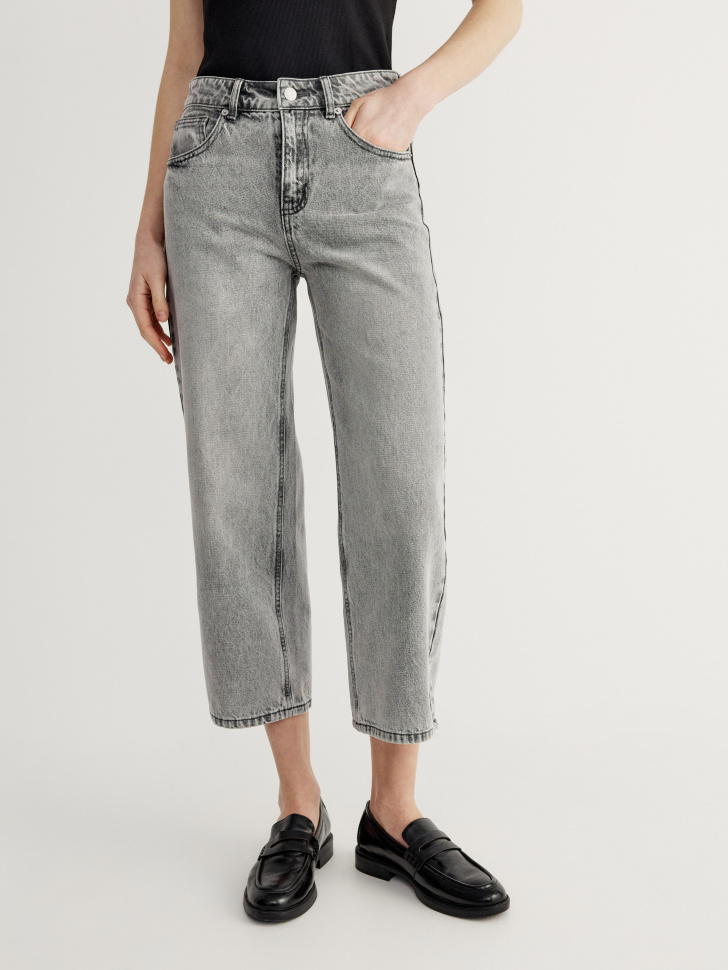 укороченные объемные джинсы со средней посадкой от бренда sela вид слева